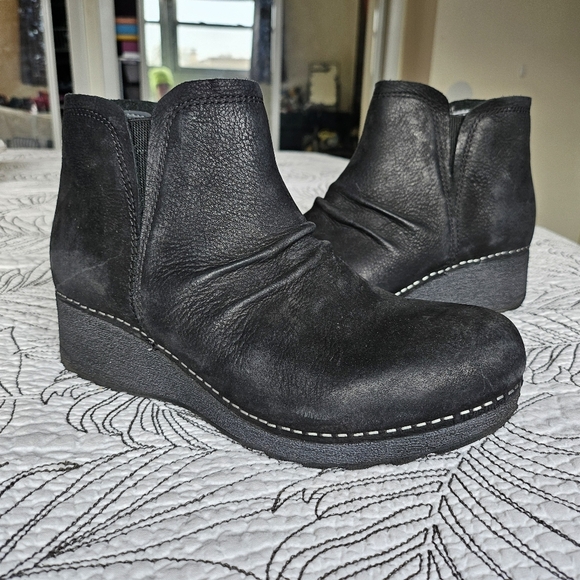EUC Dansko Caley Wedge Bootie Womens EU 38 Black Milled Nubuck Leather - Picture 1 of 16